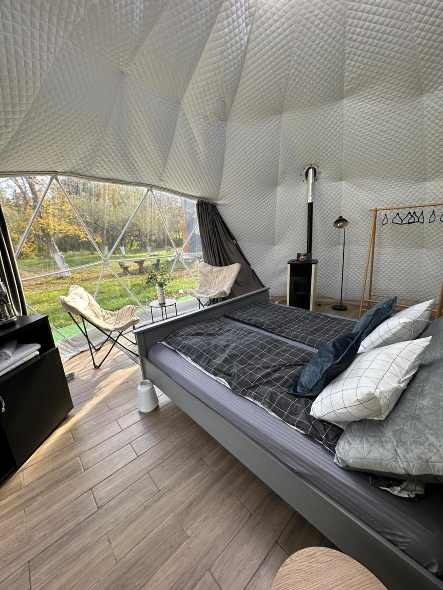 The Frog Glamping Hotel Horezu Exterior photo