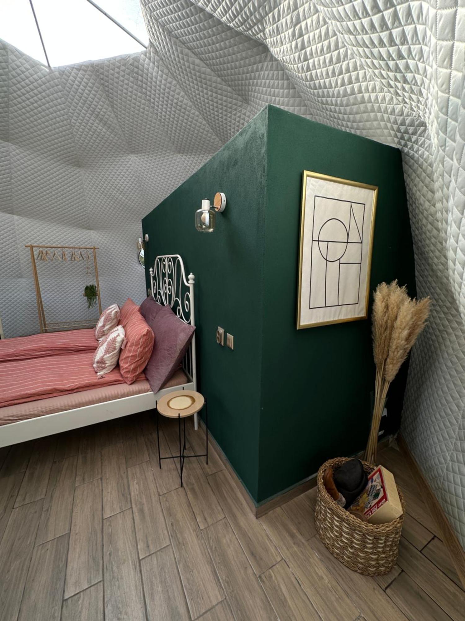 The Frog Glamping Hotel Horezu Exterior photo