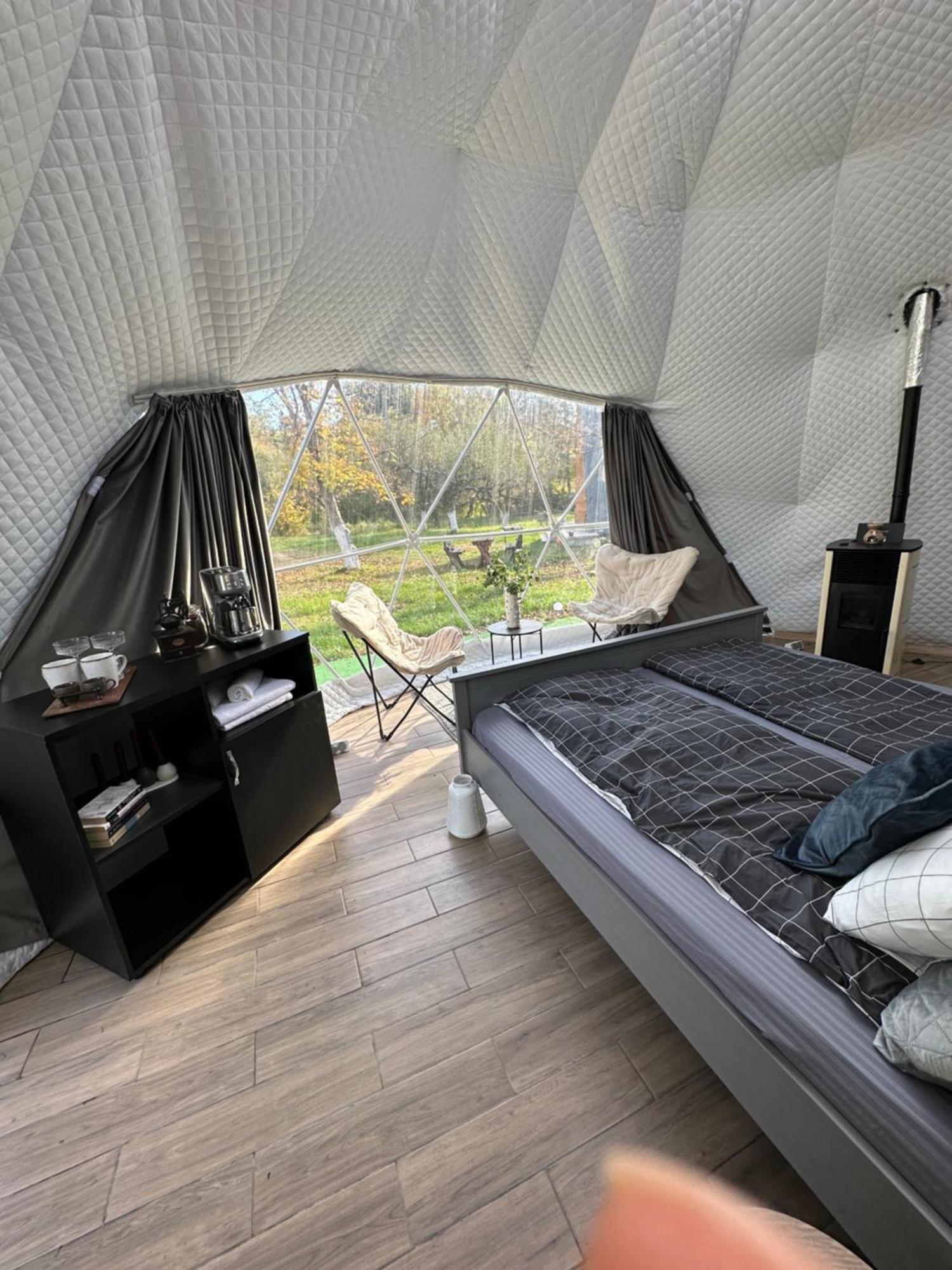 The Frog Glamping Hotel Horezu Exterior photo