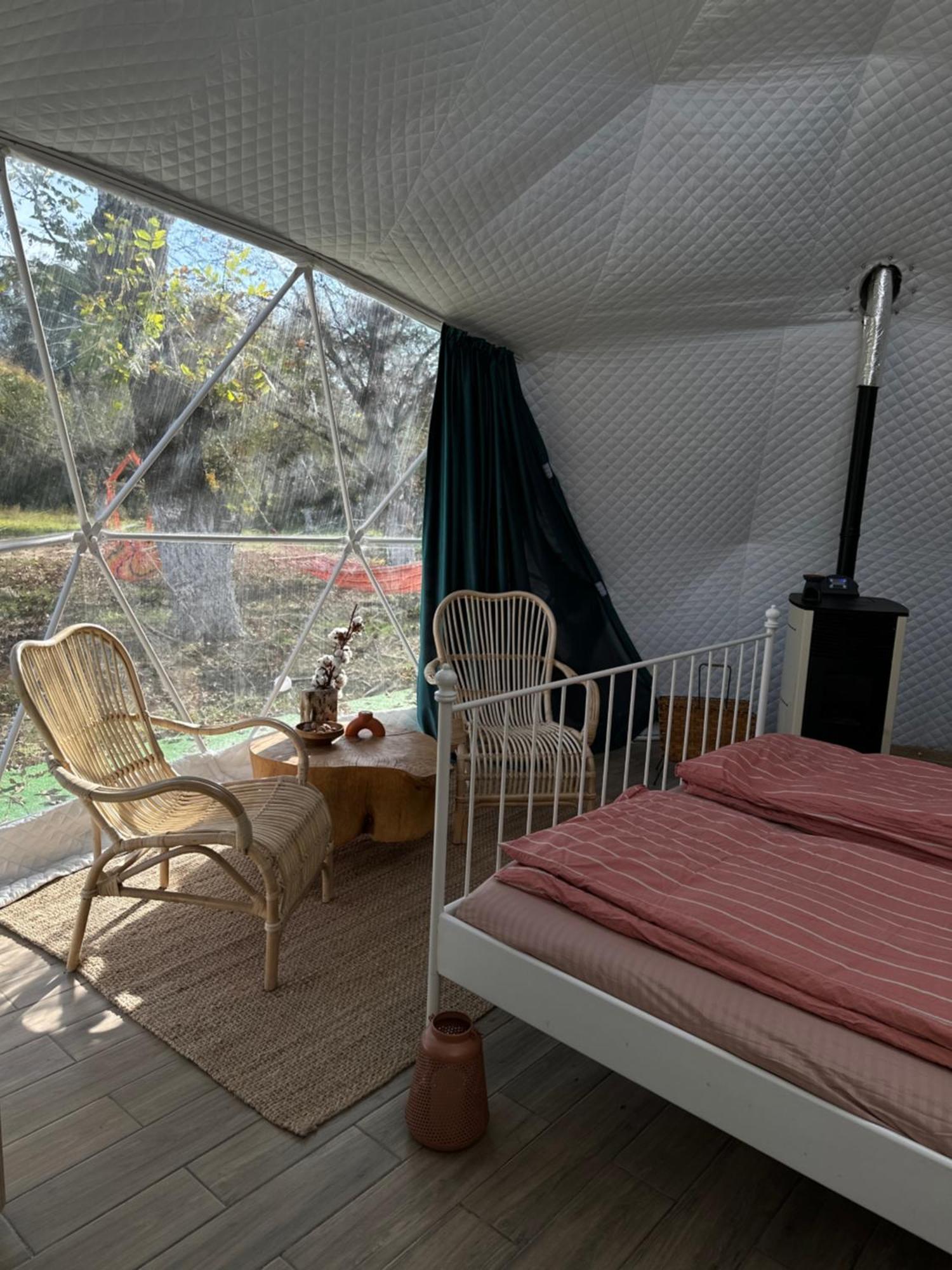 The Frog Glamping Hotel Horezu Exterior photo