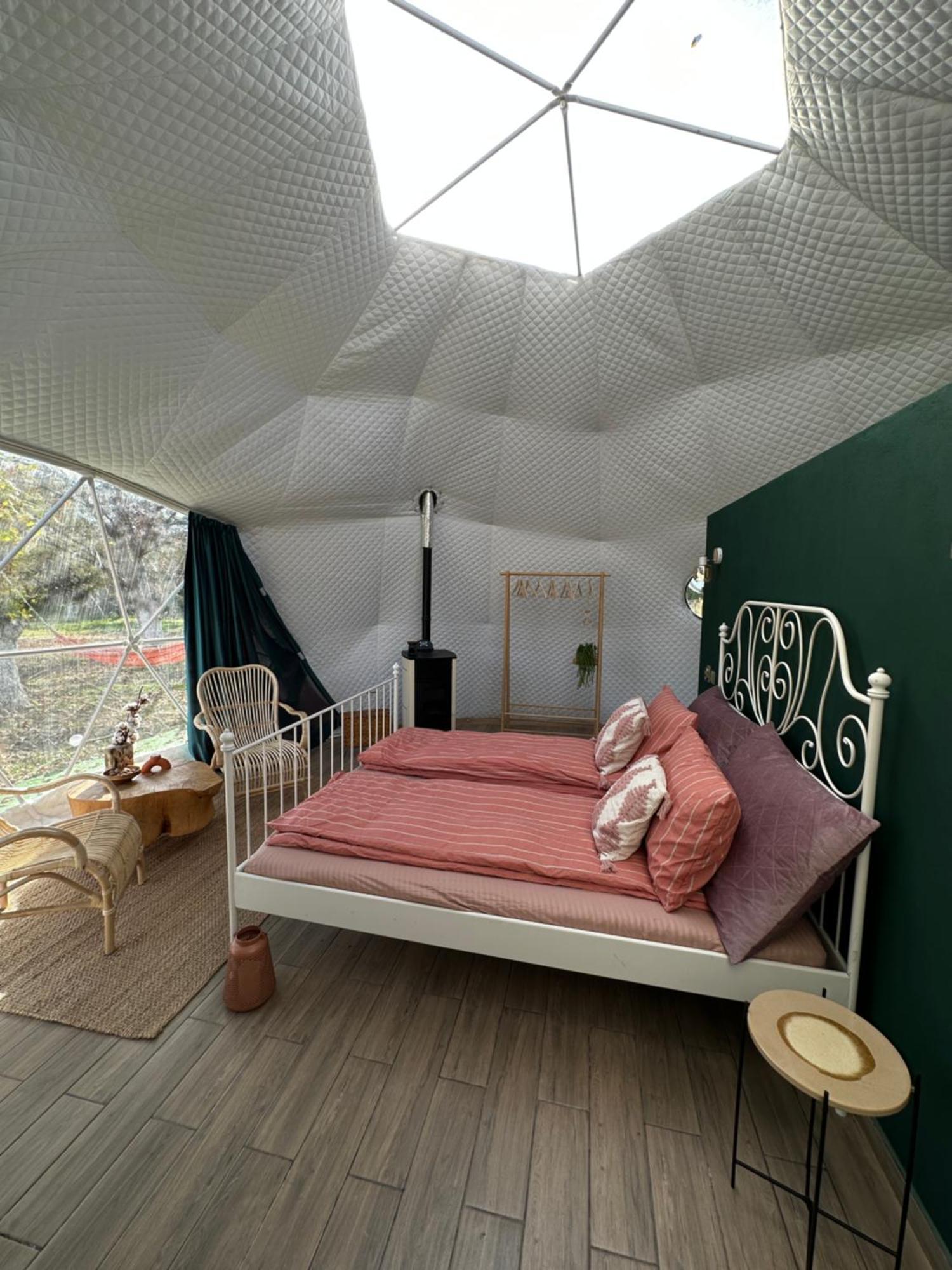 The Frog Glamping Hotel Horezu Exterior photo