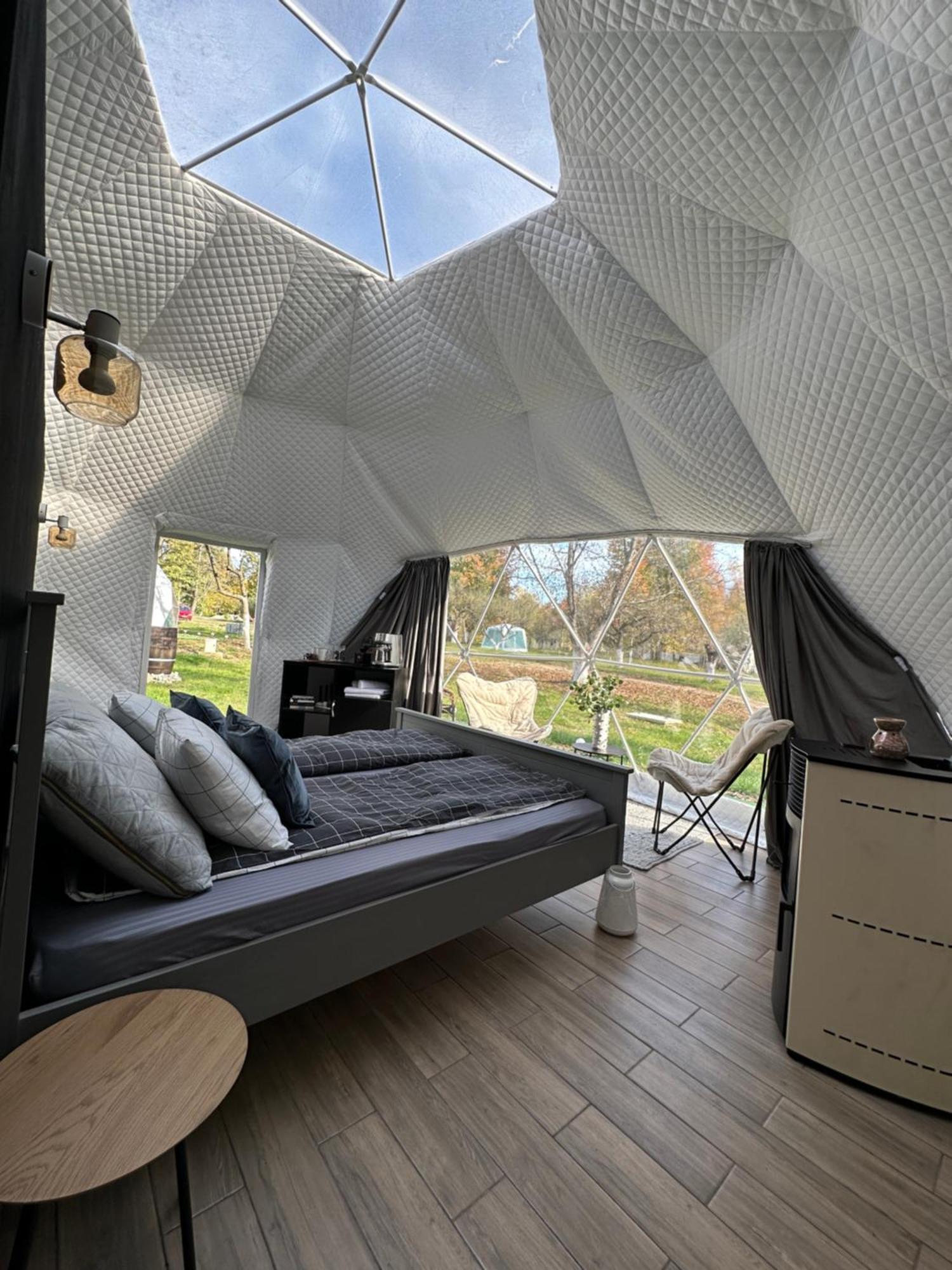 The Frog Glamping Hotel Horezu Exterior photo