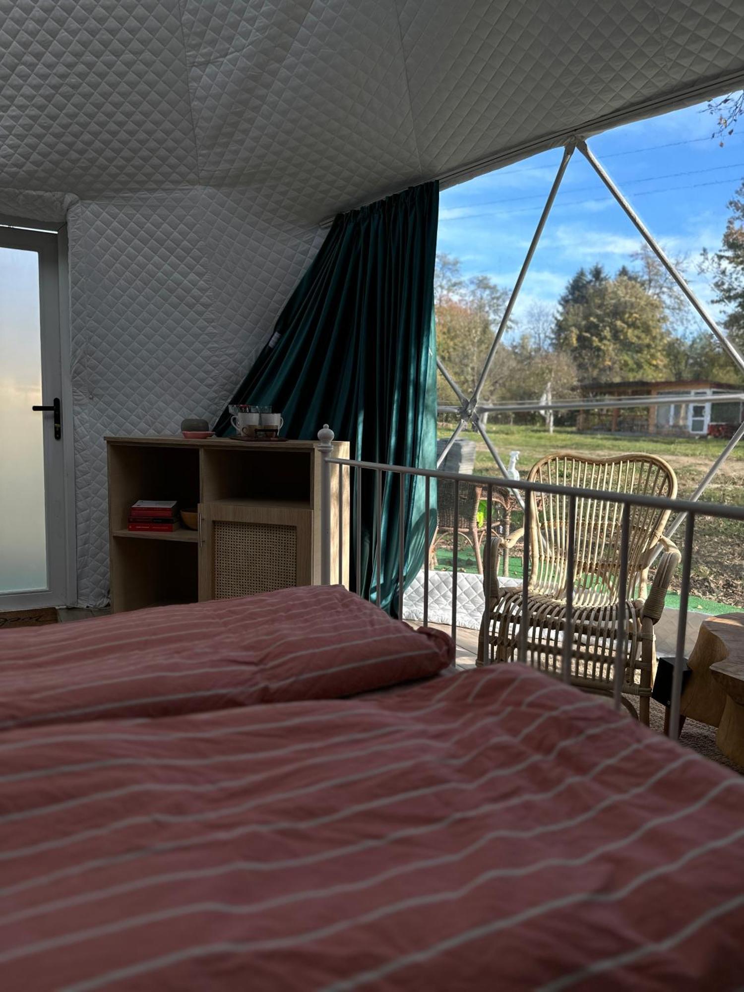 The Frog Glamping Hotel Horezu Exterior photo