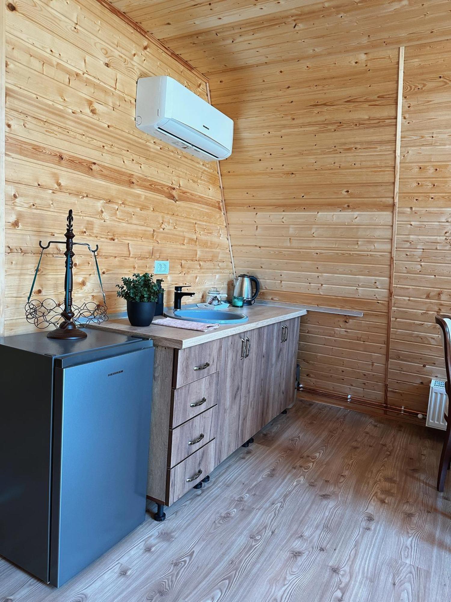 The Frog Glamping Hotel Horezu Exterior photo