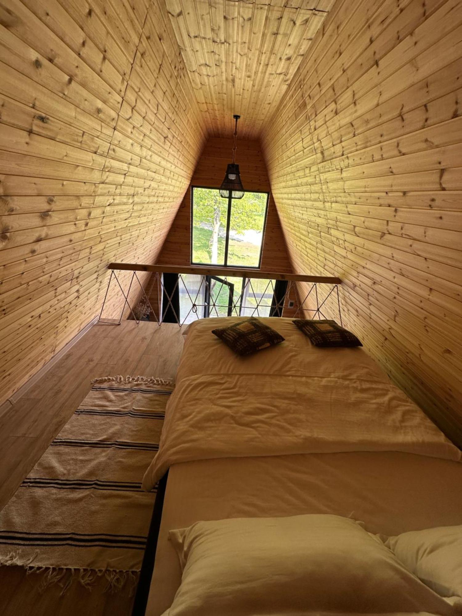 The Frog Glamping Hotel Horezu Exterior photo