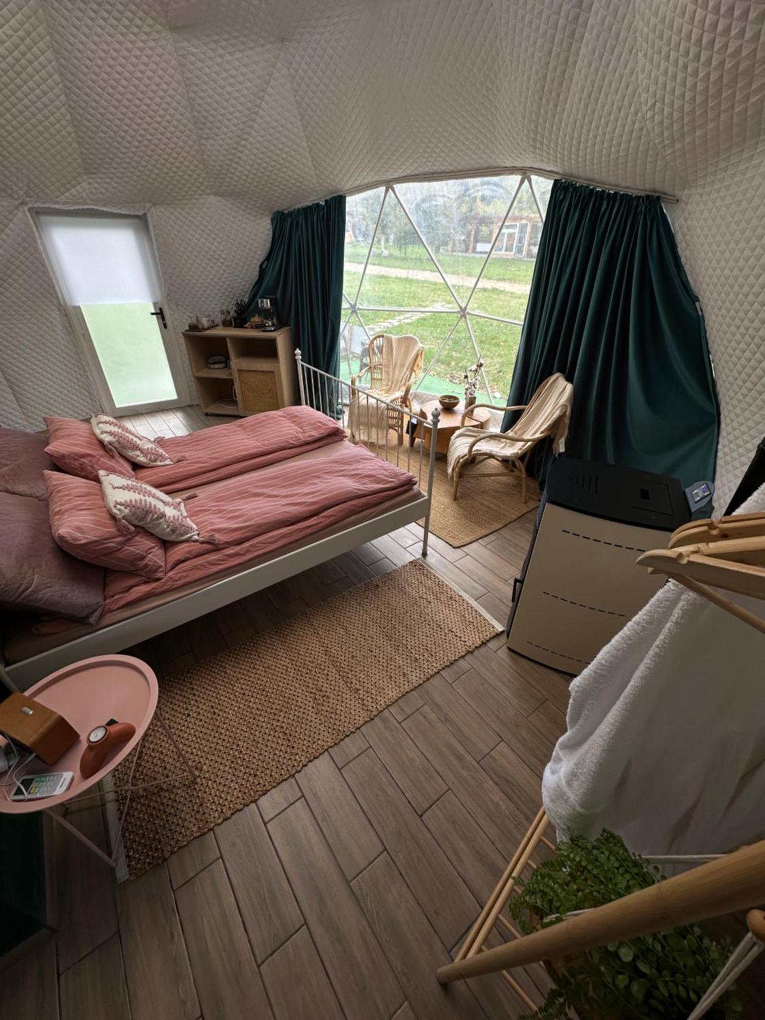 The Frog Glamping Hotel Horezu Exterior photo