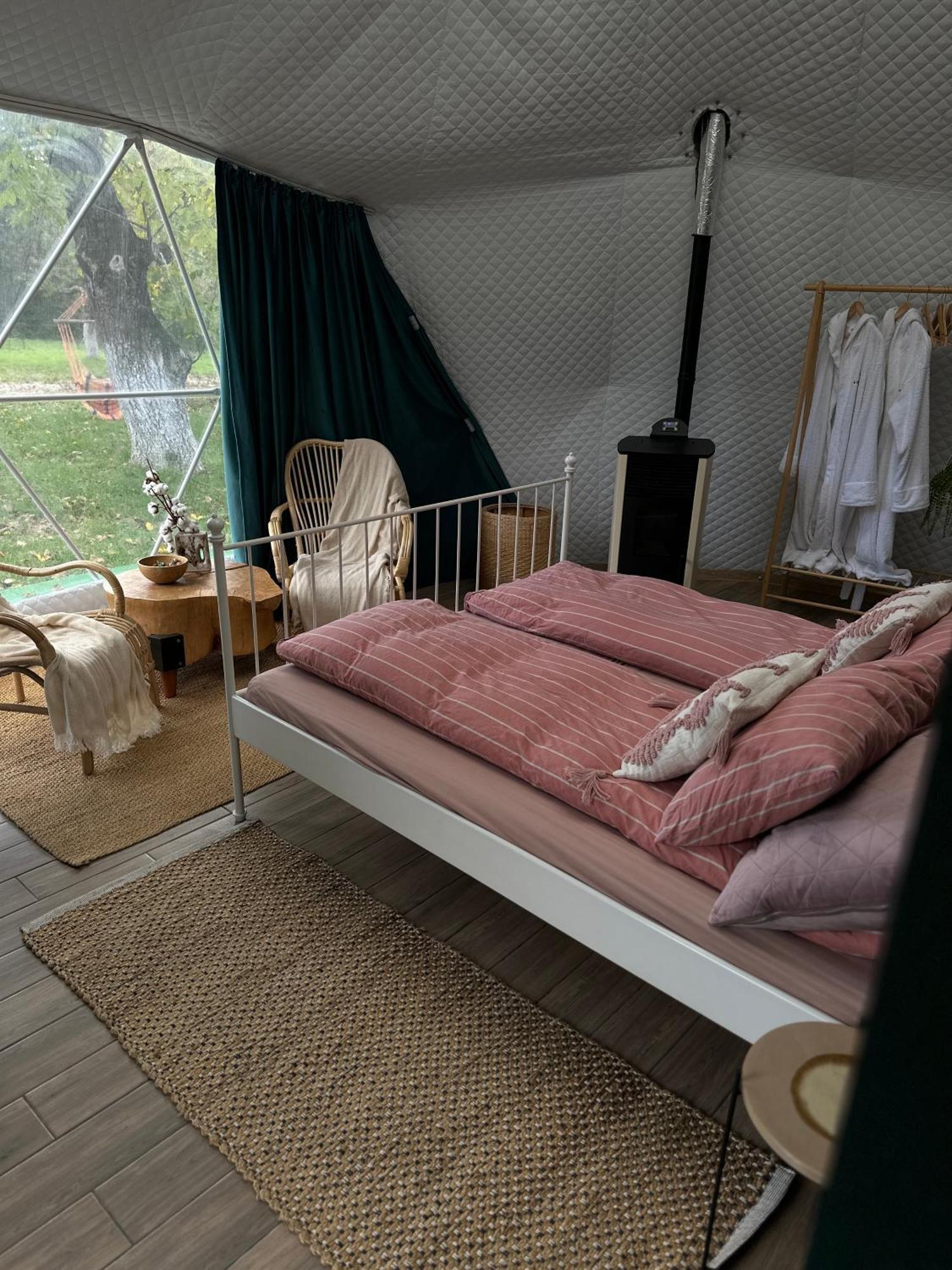 The Frog Glamping Hotel Horezu Exterior photo