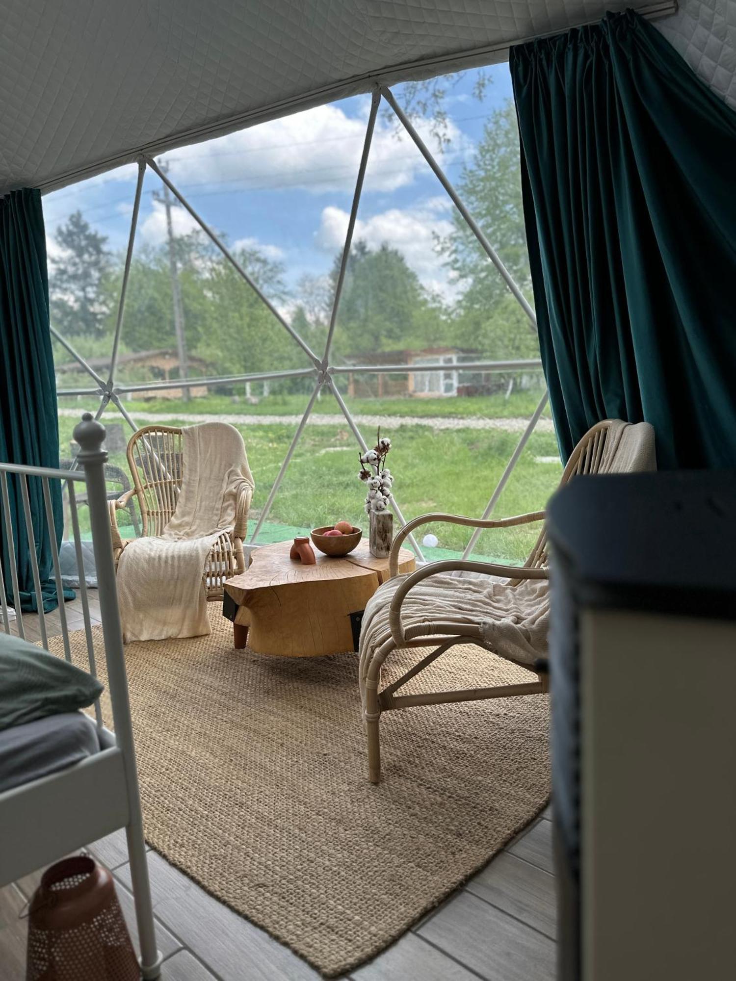 The Frog Glamping Hotel Horezu Exterior photo