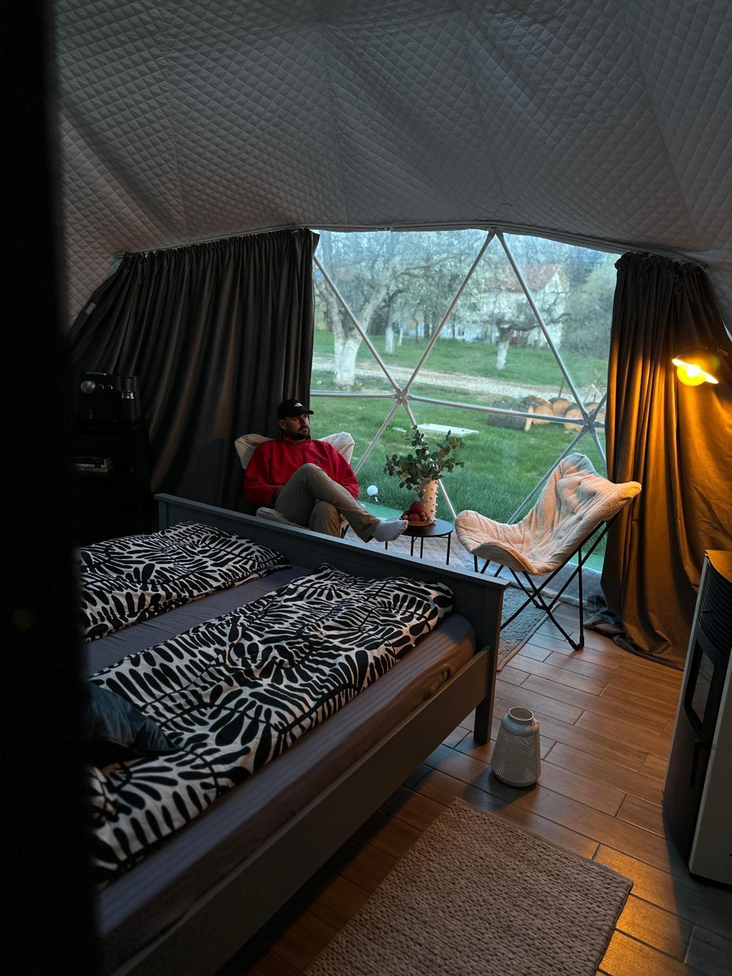 The Frog Glamping Hotel Horezu Exterior photo