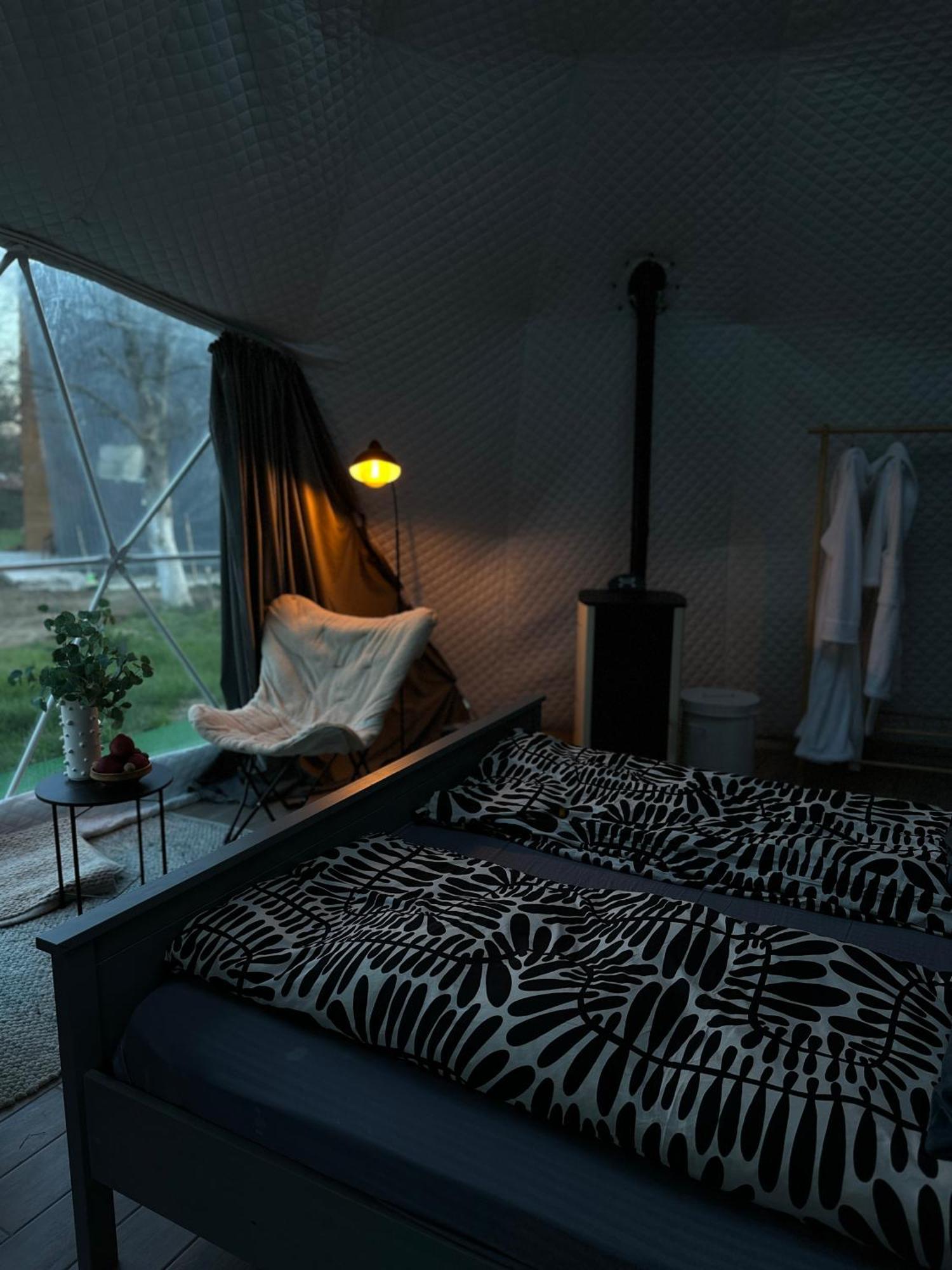 The Frog Glamping Hotel Horezu Exterior photo